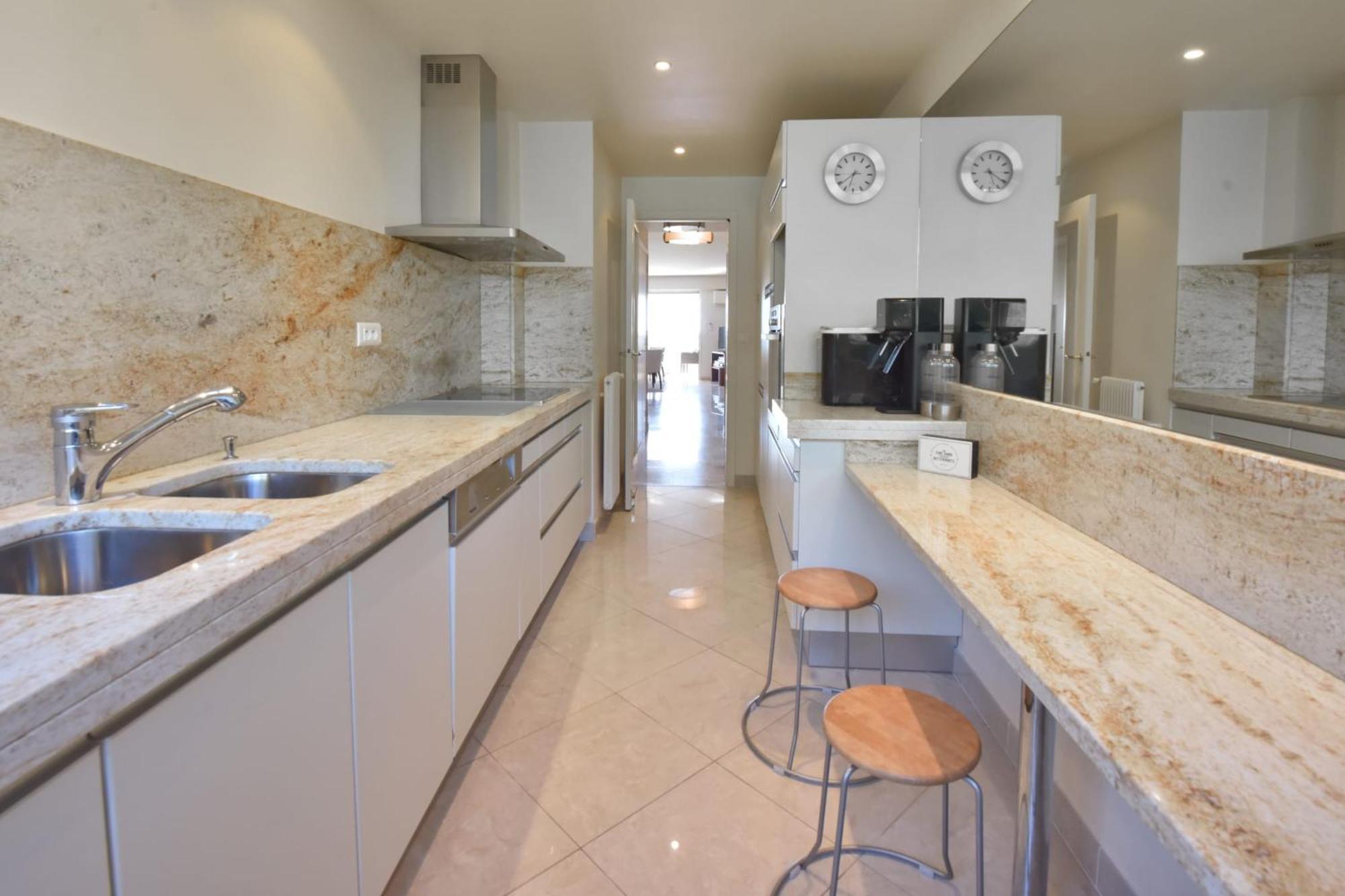 Close To Downtown Swimming Pool And Sea View Apartment