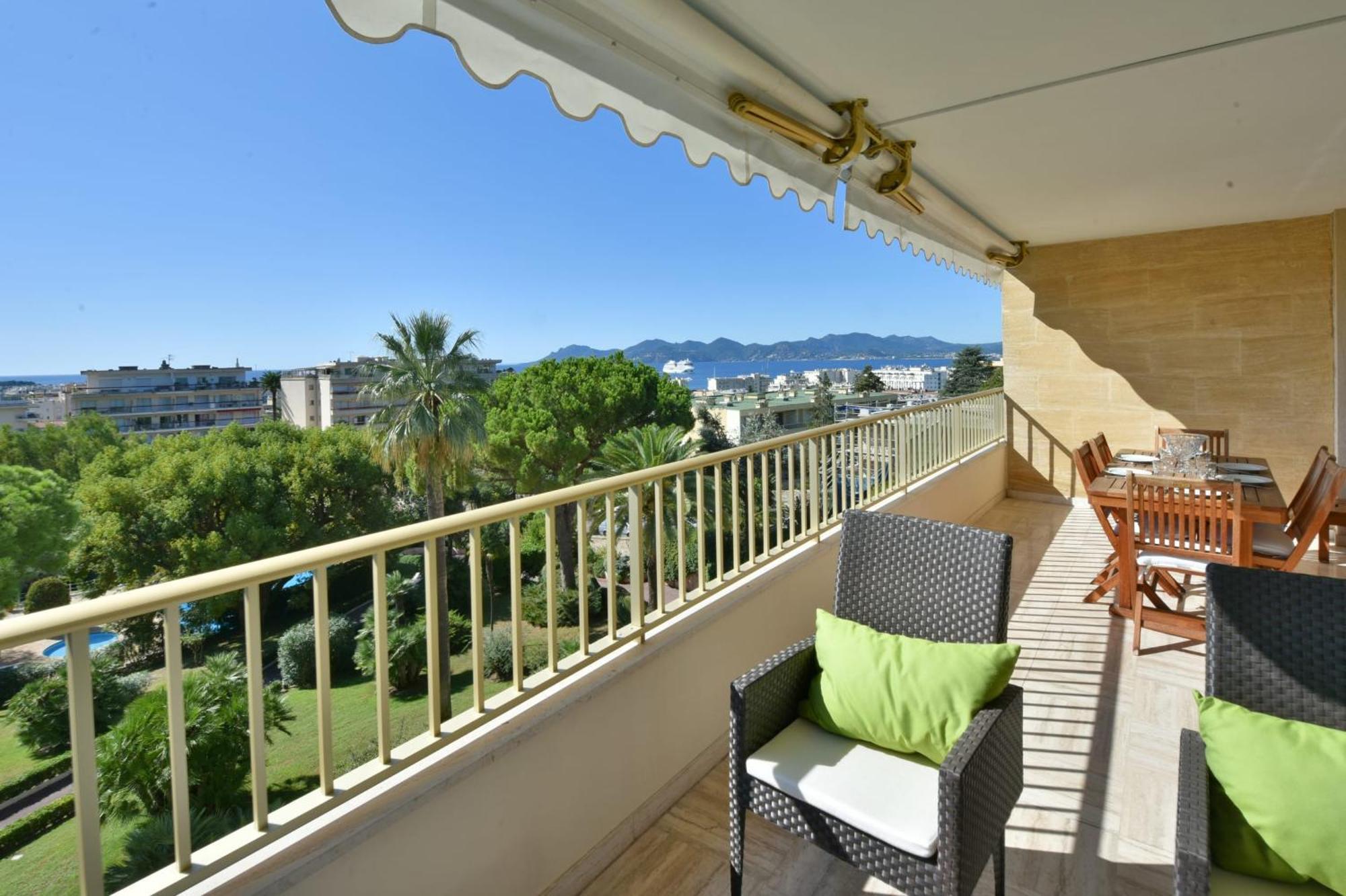 Close To Downtown Swimming Pool And Sea View
